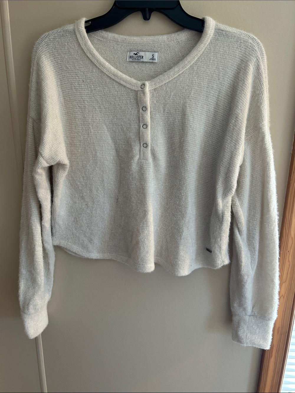 Hollister Women's Cream Henley Crewneck Sweater